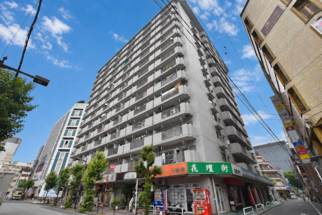 【外観】 | 錦糸町ハイタウン | 青空によく映える建物です。手入れの行き届いた外壁やマンション正面エントランスなど、綺麗な姿をぜひ一度、現地にてご覧ください。～即日のご見学可能～　お問合せはお気軽にどうぞ。