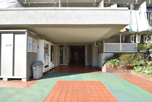 【エントランス】 | 錦糸町ハイタウン | お客様を、そして住人を出迎えてくれるマンションのエントランス。ゴミが落ちていないことからも、管理状態の良さや住民の節度の高さが見て取れます。～即日のご見学可能～　お問合せはお気軽にどうぞ。