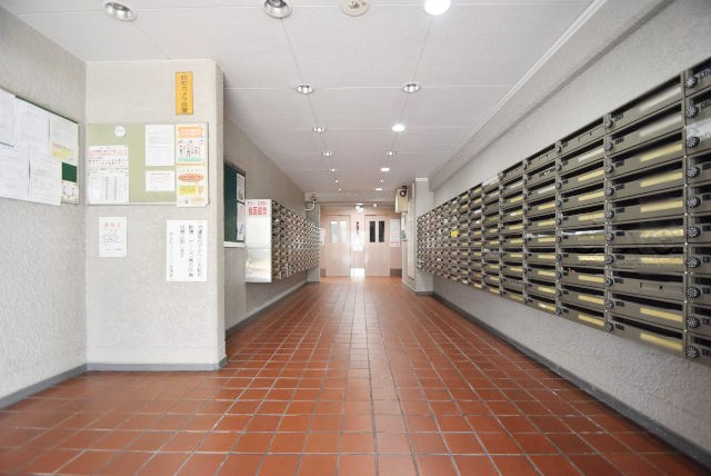 【ロビー】 | 錦糸町ハイタウン | 広々としたエントランスホール。入口の門をくぐった先にある、開放感と清潔感をあわせもつ空間です。お客様をお出迎えする際の、ロビーの役割も果たします。～即日のご見学可能～　お問合せはお気軽にどうぞ。