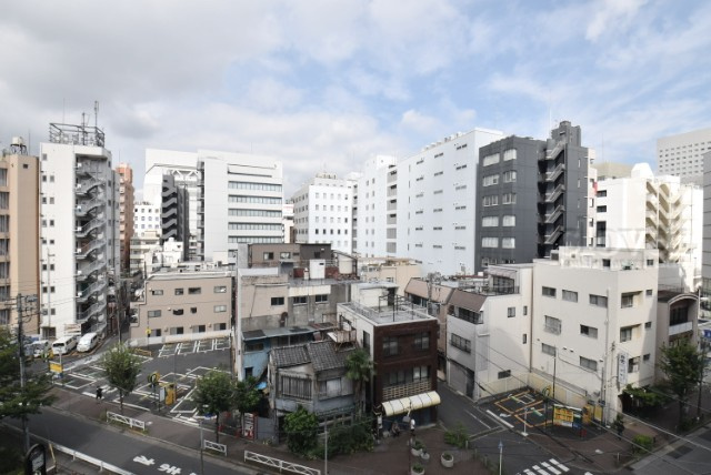 【展望】 | 錦糸町ハイタウン | 眼前に広がる空の雄大さと、このお部屋の自慢の一つである「眺望」をご覧ください。毎日、この景色を独り占めできる新生活に夢が広がります。～即日のご見学可能～　お問合せはお気軽にどうぞ。