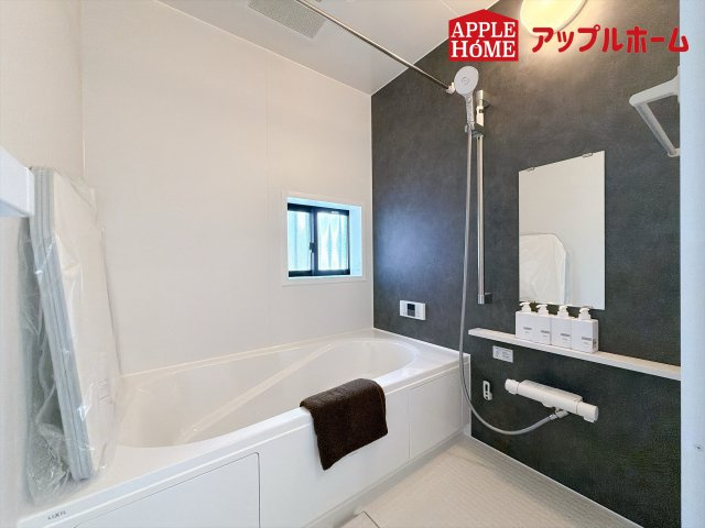 ハートフルタウン さいたま市北区奈良町42番の浴室|窓付きのバスルームは、採光もあり明るく気持ちの良い空間です。窓があることで、換気環境も良好。掃除もスムーズに出来ます