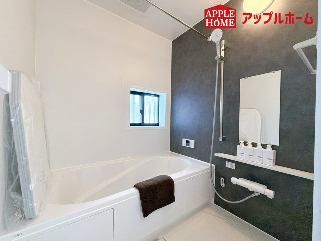 ハートフルタウン さいたま市北区奈良町42番の浴室|窓付きのバスルームは、採光もあり明るく気持ちの良い空間です。窓があることで、換気環境も良好。掃除もスムーズに出来ます