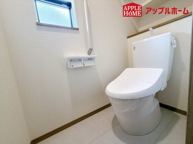 ハートフルタウン さいたま市北区奈良町42番のトイレ|温水洗浄器付き便座を標準装備してます♪窓付きで明るく、快適空間となっております。毎日使う場所だからこその配慮です。
