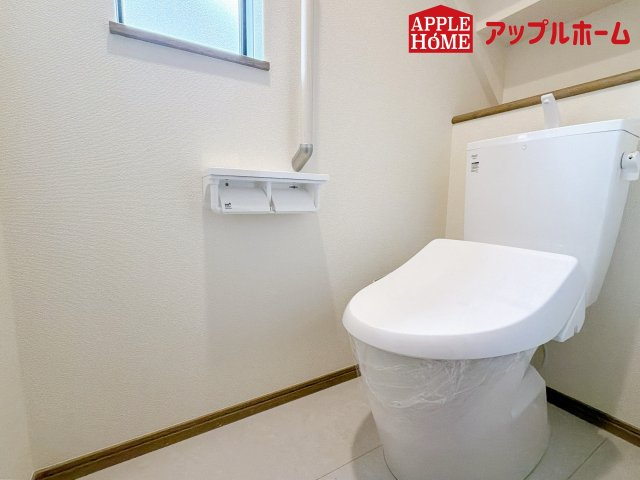 ハートフルタウン さいたま市北区奈良町42番のトイレ|温水洗浄器付き便座を標準装備してます♪窓付きで明るく、快適空間となっております。毎日使う場所だからこその配慮です。