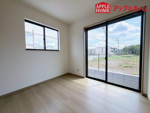 ハートフルタウン さいたま市北区奈良町42番の洋室|窓からの光の差し込みはお子様の生活を温かく包みます。明るく清潔感のある居室で勉強もはかどります！