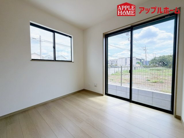 ハートフルタウン さいたま市北区奈良町42番の洋室|窓からの光の差し込みはお子様の生活を温かく包みます。明るく清潔感のある居室で勉強もはかどります！