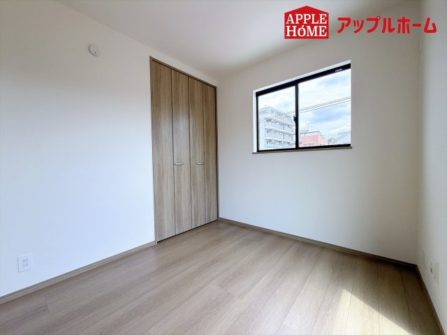 ハートフルタウン さいたま市北区奈良町42番の洋室|クローゼット付きの洋室は、収納スペースが豊富で部屋全体がすっきりと片付きやすいのが特徴です。衣類や荷物を整理しやすく、生活感を抑えた洗練された空間を保てます。