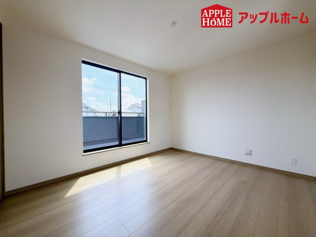 ハートフルタウン さいたま市北区奈良町42番の洋室|充分な広さの収納を備え、風通しも良く、大変居心地の良い採光良好な洋室は、快適空間。プライベートの時間もゆったりお寛ぎ頂けそうですね！