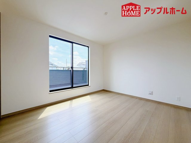 ハートフルタウン さいたま市北区奈良町42番の洋室|充分な広さの収納を備え、風通しも良く、大変居心地の良い採光良好な洋室は、快適空間。プライベートの時間もゆったりお寛ぎ頂けそうですね！
