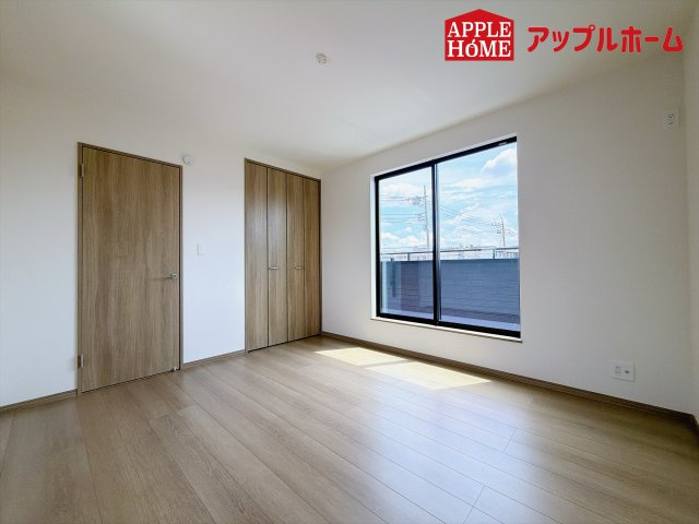ハートフルタウン さいたま市北区奈良町42番の洋室|クローゼット付きの洋室は、収納スペースが豊富で部屋全体がすっきりと片付きやすいのが特徴です。衣類や荷物を整理しやすく、生活感を抑えた洗練された空間を保てます。