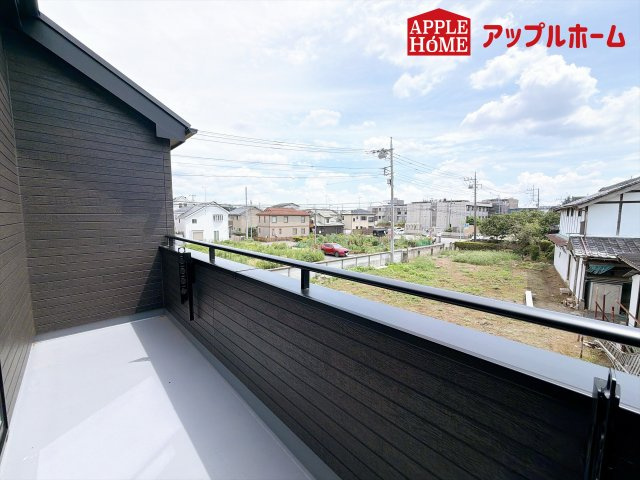 ハートフルタウン さいたま市北区奈良町42番のバルコニー|奥行を広めに取ったバルコニー♪家族分の洗濯物もしっかり干せます。日当たりも良く、毎日のお洗濯が楽しくなりそう♪