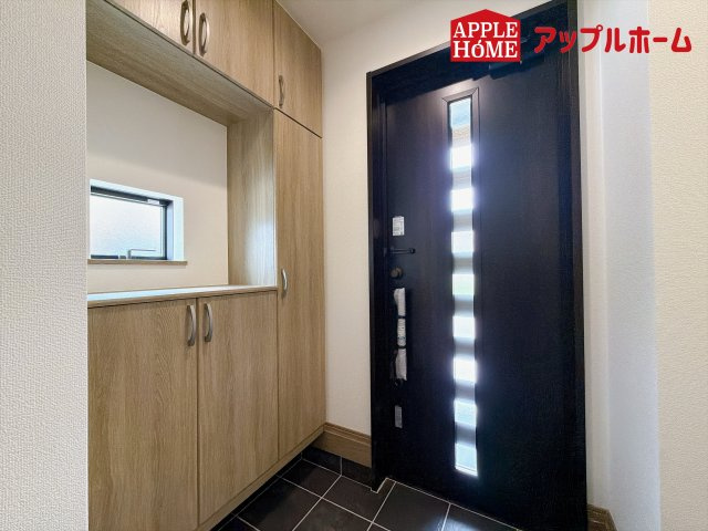 ハートフルタウン さいたま市北区奈良町42番の玄関|明るくて清潔感溢れる玄関。便利な姿見鏡＆下駄箱収納付きです♪散らかりがちな玄関もすっきりと片付きます。