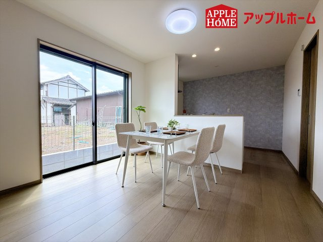 ハートフルタウン さいたま市北区奈良町42番の居間・リビング|大きな窓のあるリビングは、陽光あふれる明るい空間です。居心地良く、ご家族皆がゆったり寛げる憩いの空間となりそうです。
