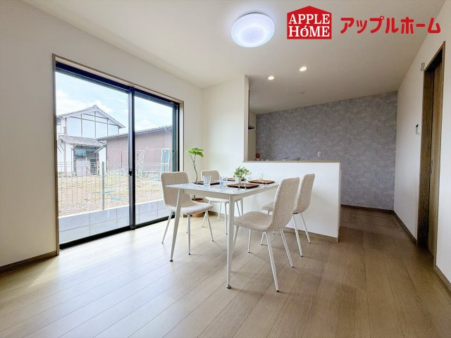 ハートフルタウン さいたま市北区奈良町42番の居間・リビング|大きな窓のあるリビングは、陽光あふれる明るい空間です。居心地良く、ご家族皆がゆったり寛げる憩いの空間となりそうです。