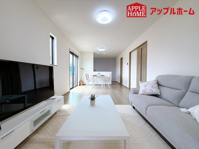 ハートフルタウン さいたま市北区奈良町42番の居間・リビング|人気の対面式キッチンで会話も弾みます！お食事の準備をしながらでもご家族とのコミュニケーションを楽しめますね♪