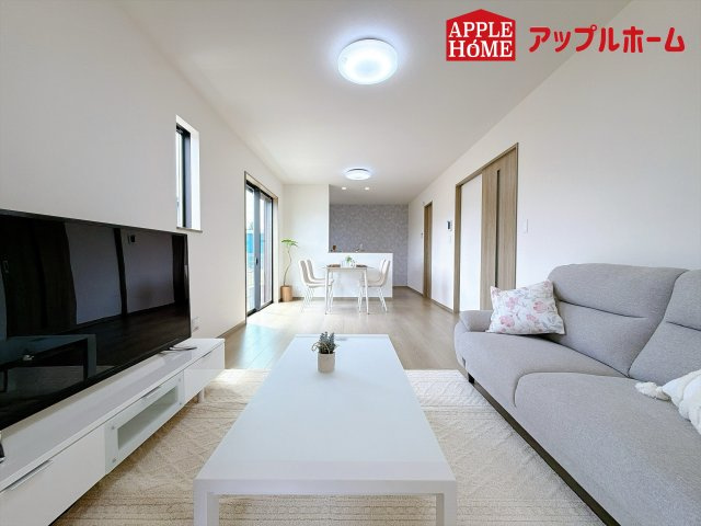 ハートフルタウン さいたま市北区奈良町42番の居間・リビング|人気の対面式キッチンで会話も弾みます！お食事の準備をしながらでもご家族とのコミュニケーションを楽しめますね♪