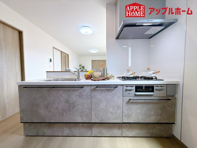 ハートフルタウン さいたま市北区奈良町42番のキッチン|見栄えもよくお手入れもスムーズに出来ます。豊富な収納力もございますので、キッチンスペースをスッキリとお使い頂けそうです。