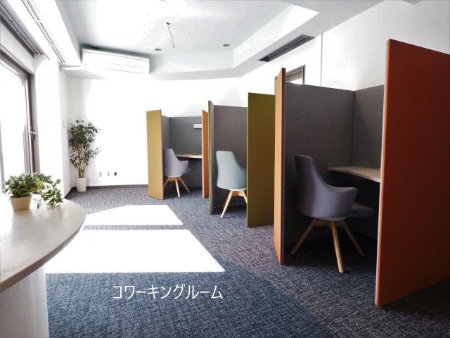 入居者様がご利用いただけるコワーキングスペースでございます。有線をご利用いただけばネットも利用できますのでリモートワークにご活用いただけます！