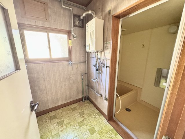 春採7丁目☆家族の距離感を大切に。1階・2階で空間を使い分ける二世帯ライフのご提案の脱衣所|洗濯機置き場と収納スペースを備えた脱衣所です。