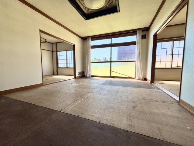 春採7丁目☆家族の距離感を大切に。1階・2階で空間を使い分ける二世帯ライフのご提案の居間・リビング|明るい光が差し込む約10帖の居間。