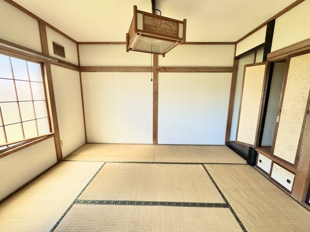 春採7丁目☆家族の距離感を大切に。1階・2階で空間を使い分ける二世帯ライフのご提案の和室|居間と続き間で多目的に活用できます。