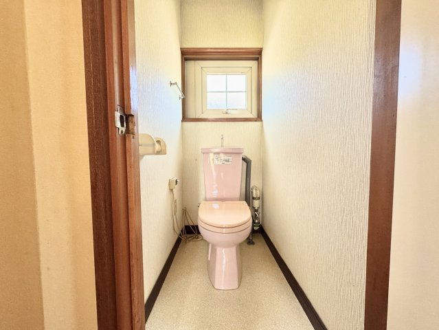 春採7丁目☆家族の距離感を大切に。1階・2階で空間を使い分ける二世帯ライフのご提案のトイレ|小窓から明るい光が差し込む落ち着いた色合い清潔感あるトイレ。