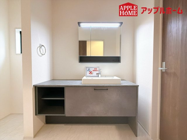さいたま市西区二ツ宮の洗面所|ゆとりの洗面スペースで朝の身支度も快適スムーズに。３面鏡で髪のセットやお化粧もストレスなくこなせます！