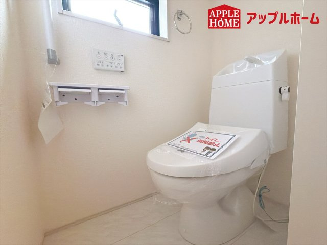 さいたま市西区二ツ宮のトイレ|白を基調とした清潔感のある明るい空間。温水洗浄便座付きで、毎日快適・清潔に使用できます。操作しやすい壁面リモコンを採用しています。