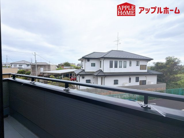 さいたま市西区二ツ宮のバルコニー|家族分の洗濯物もしっかり干せます。日当たりも良く、毎日のお洗濯が楽しくなりそう♪