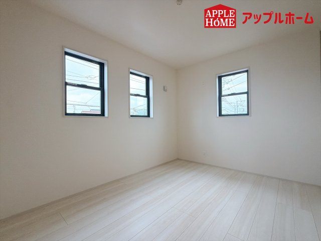 さいたま市西区二ツ宮の洋室|クローゼット付きの洋室は、収納スペースが豊富で部屋全体がすっきりと片付きやすいのが特徴です。衣類や荷物を整理しやすく、生活感を抑えた洗練された空間を保てます。