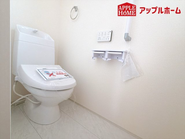 さいたま市西区二ツ宮のトイレ|白を基調とした清潔感のある明るい空間。温水洗浄便座付きで、毎日快適・清潔に使用できます。操作しやすい壁面リモコンを採用しています。