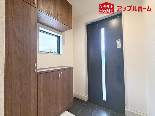 さいたま市西区二ツ宮の玄関|ご家族皆様の靴やお手入れ用品を収納できる収納棚を設置！お家に出会う人々を迎える玄関だからこそ、常に整理整頓しておきたいですね♪