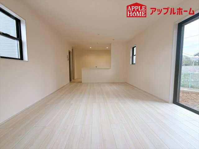 さいたま市西区二ツ宮の居間・リビング|人気の対面式キッチンで会話も弾みます！お食事の準備をしながらでもご家族とのコミュニケーションを楽しめますね♪
