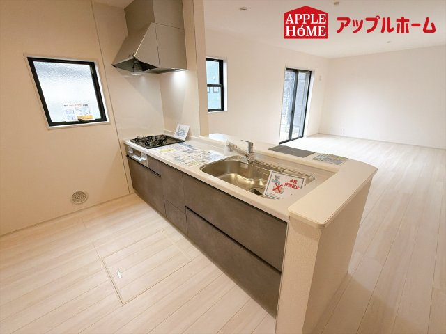 さいたま市西区二ツ宮のキッチン|見栄えもよくお手入れもスムーズに出来ます。豊富な収納力もございますので、キッチンスペースをスッキリとお使い頂けそうです。