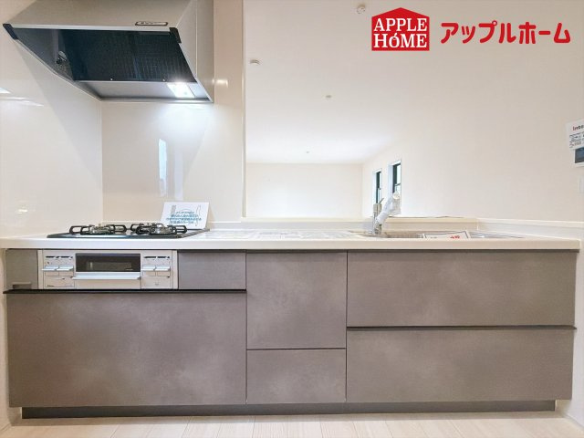 さいたま市西区二ツ宮のキッチン|リビング・ダイニングで過ごすご家族を見守りながら作業が可能な対面式のキッチン。