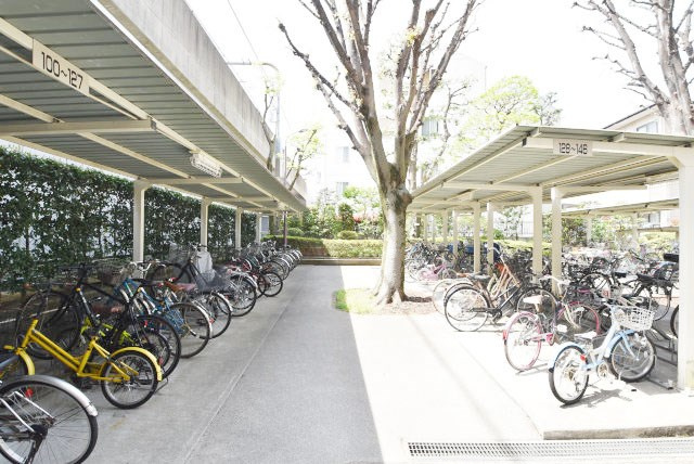 【駐輪場】 | 富士見台マンション | 自転車置き場。マンションの共用部にあたります。空きの有無や駐輪料金、各戸の台数制限などについては、改めてお問い合わせください。～即日のご見学可能～　お問合せはお気軽にどうぞ。
