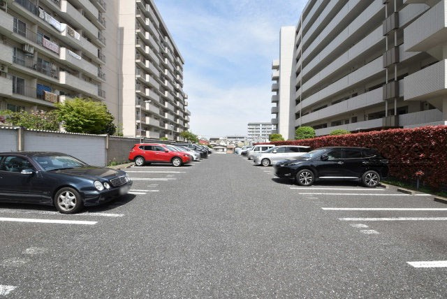 【駐車場】 | 富士見台マンション | マンションの駐車場スペース。空きの有無や駐車料金、サイズ規定などについては、改めてお問い合わせください。～即日のご見学可能～　お問合せはお気軽にどうぞ。

