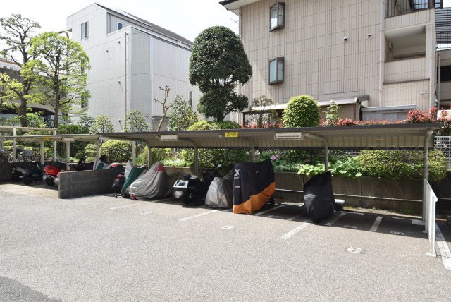 【駐車場】 | 富士見台マンション | バイク置き場。空き区画の有無や駐輪料金、サイズおよび排気量規定などについては、改めてお問い合わせください。～即日のご見学可能～　お問合せはお気軽にどうぞ。
