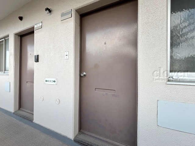 【その他共用部分】 | 富士見台マンション | 皆様をお迎えする、お部屋の玄関ドア。開けやすさや開放角度、ドアノブの操作しやすさや鍵の形状などを、現地で一度ご確認ください。～即日のご見学可能～　お問合せはお気軽にどうぞ。