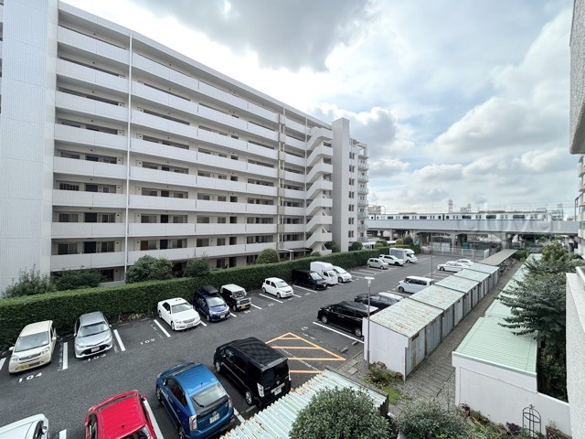 【外観】 | 富士見台マンション | 青空によく映える建物です。手入れの行き届いた外壁やマンション正面エントランスなど、綺麗な姿をぜひ一度、現地にてご覧ください。～即日のご見学可能～　お問合せはお気軽にどうぞ。
