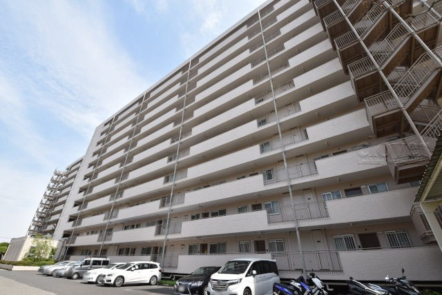 【現況写真】 | 富士見台マンション | 前面道路と外観の様子です。～即日のご見学可能～　お問合せはお気軽にどうぞ。
