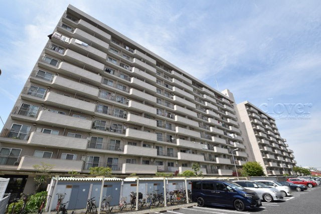 【外観】 | 富士見台マンション | 青空によく映える建物です。手入れの行き届いた外壁やマンション正面エントランスなど、綺麗な姿をぜひ一度、現地にてご覧ください。～即日のご見学可能～　お問合せはお気軽にどうぞ。
