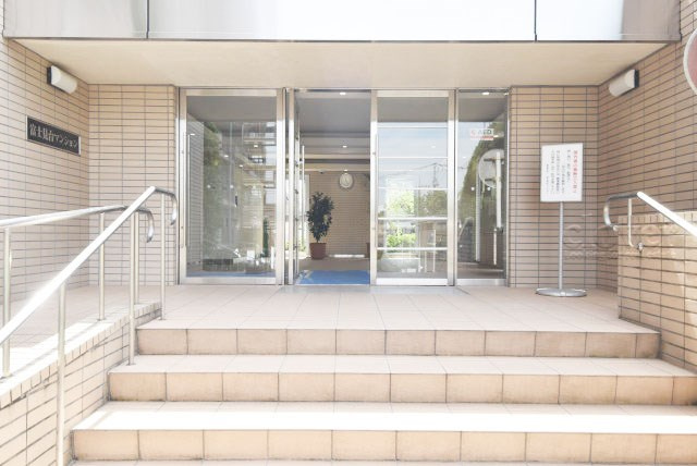 【エントランス】 | 富士見台マンション | お客様を、そして住人を出迎えてくれるマンションのエントランス。ゴミが落ちていないことからも、管理状態の良さや住民の節度の高さが見て取れます。～即日のご見学可能～　お問合せはお気軽にどうぞ。
