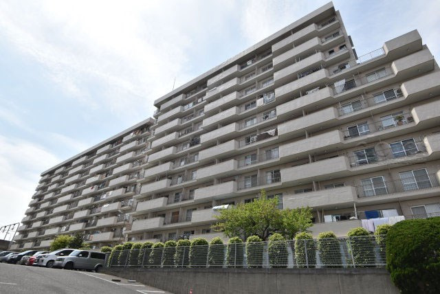 【外観】 | 富士見台マンション | 手入れの行き届いた外壁やエントランスなど、「見ればわかる」レベルで清潔感を保ったマンションです。築年数を感じさせない姿で皆様をお出迎えします。～即日のご見学可能～　お問合せはお気軽にどうぞ。
