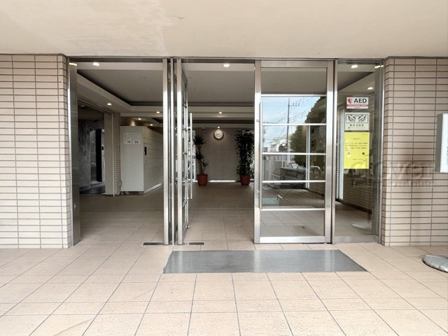 【エントランス】 | 富士見台マンション | お客様を、そして住人を出迎えてくれるマンションのエントランス。ゴミが落ちていないことからも、管理状態の良さや住民の節度の高さが見て取れます。～即日のご見学可能～　お問合せはお気軽にどうぞ。
