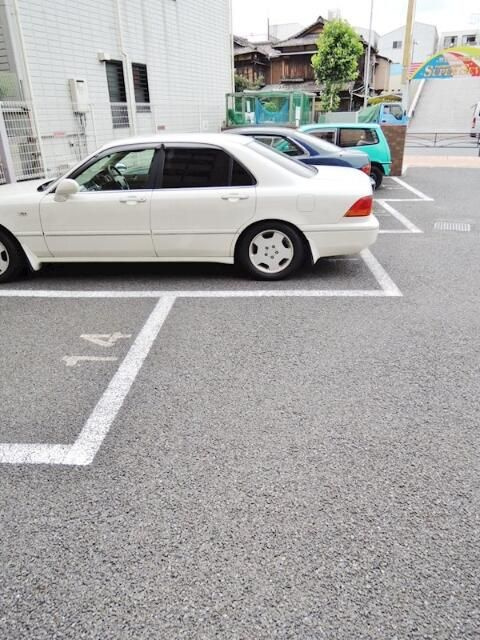 カーサ・グランデ生麦の駐車場
