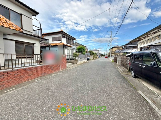 加須市正能　中古一戸建ての前面道路含む現地写真