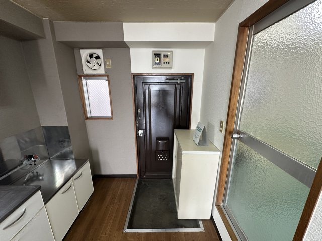 府中市是政２丁目の賃貸マンションの玄関