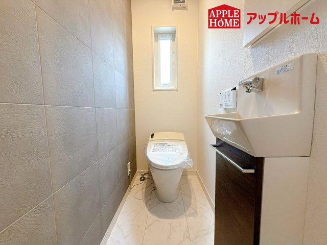 さいたま市北区日進2丁目のトイレ|温水洗浄器付き便座を標準装備してます♪窓付きで明るく、快適空間となっております。毎日使う場所だからこその配慮です。