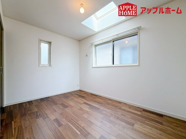 さいたま市北区日進2丁目の洋室|クローゼット付きの洋室は、収納スペースが豊富で部屋全体がすっきりと片付きやすいのが特徴です。衣類や荷物を整理しやすく、生活感を抑えた洗練された空間を保てます。